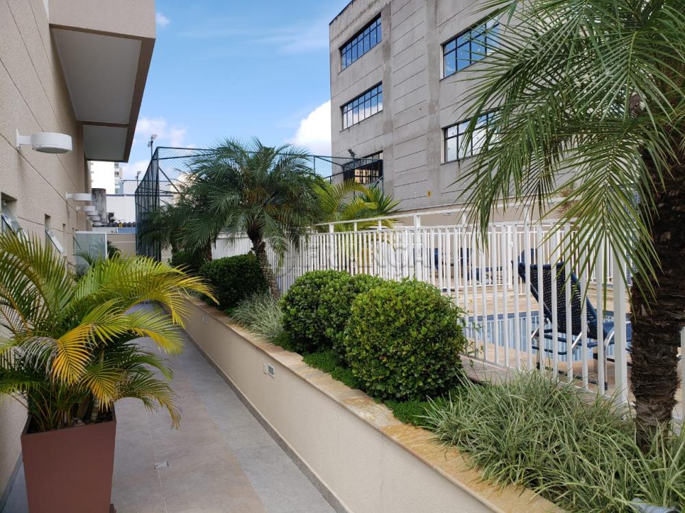 Lindamente decorado, repleto de armários, linda vista, no coração da