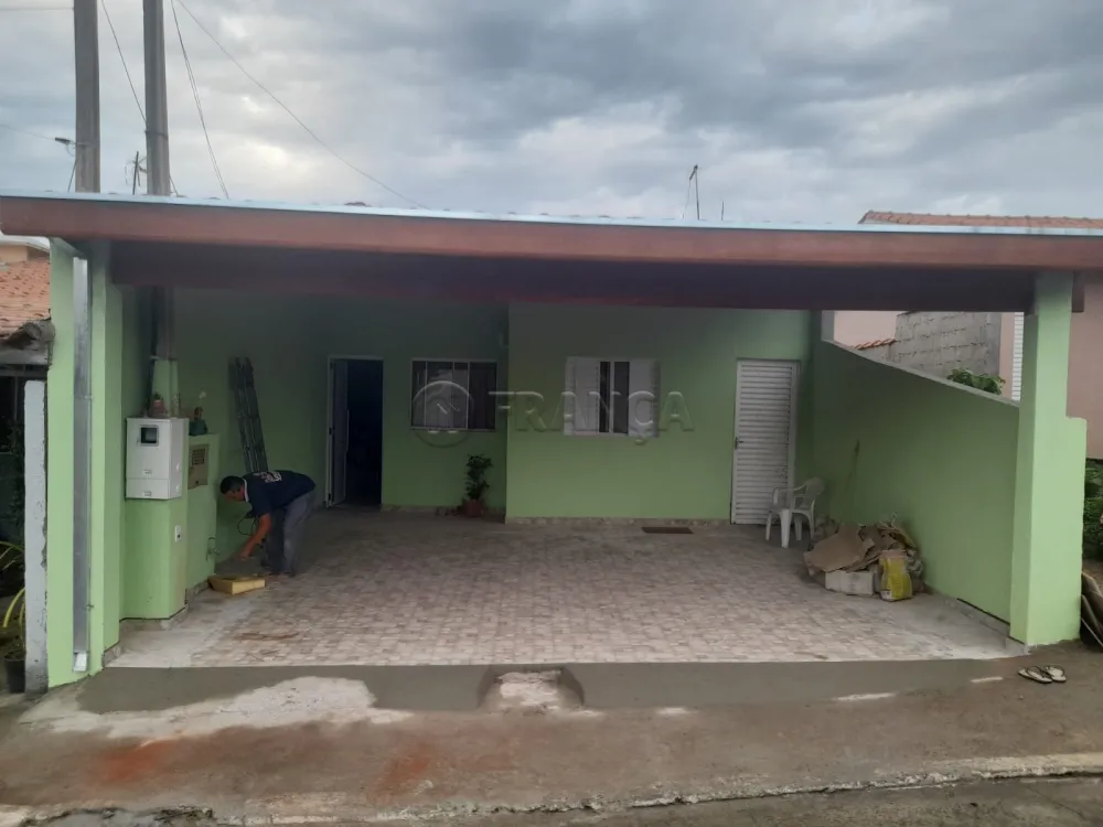 Fachadas brancas da cozinha moderna e espaçosa da casa de campo e