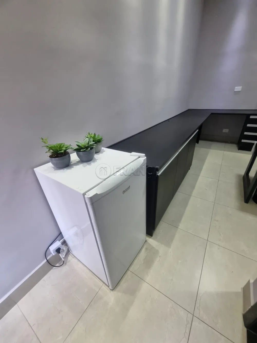 Alugar Comercial / Sala em Jacareí R$ 1.700,00 - Foto 4