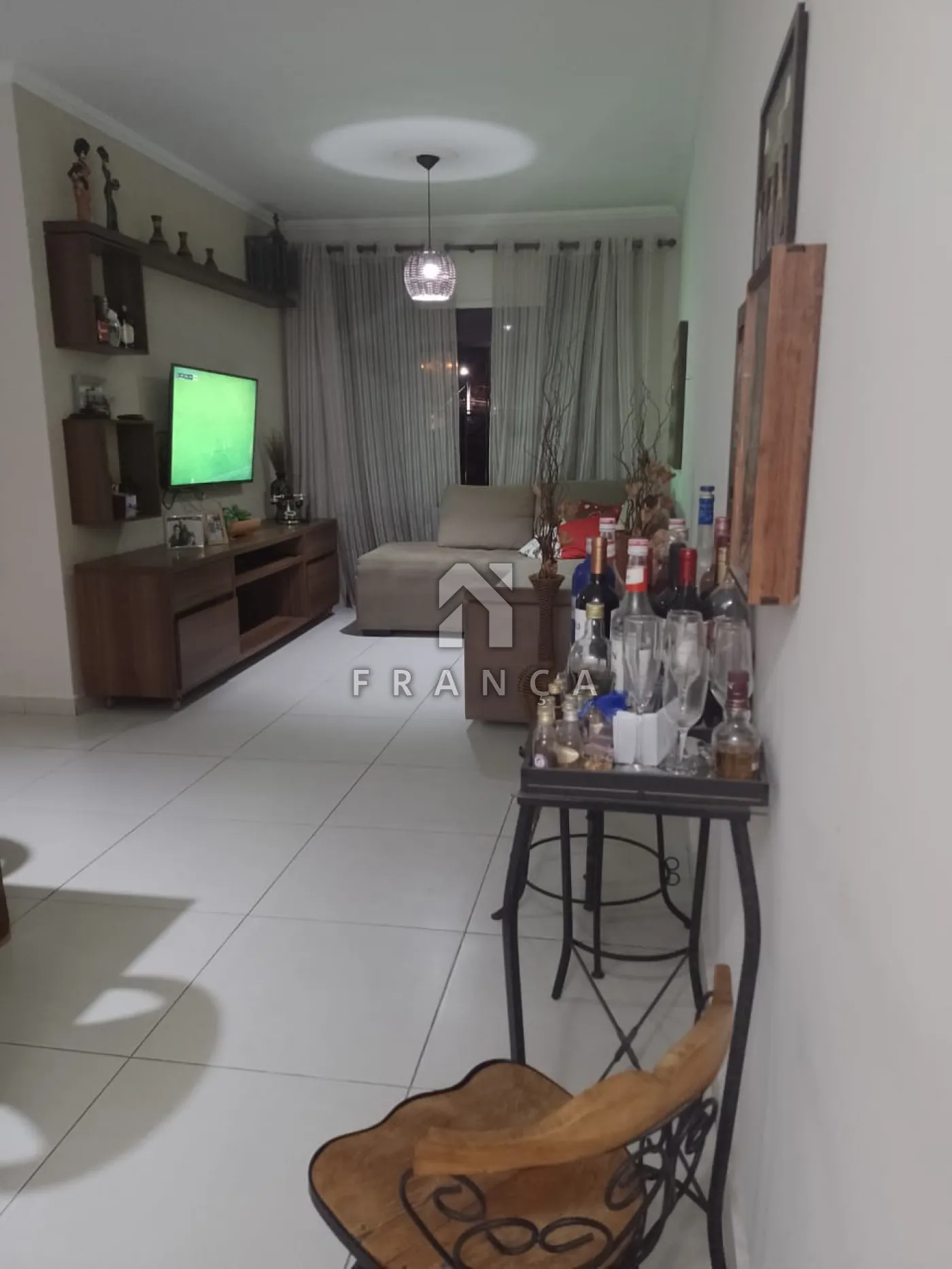 Alugar Apartamento / Padrão em Jacareí R$ 1.850,00 - Foto 1