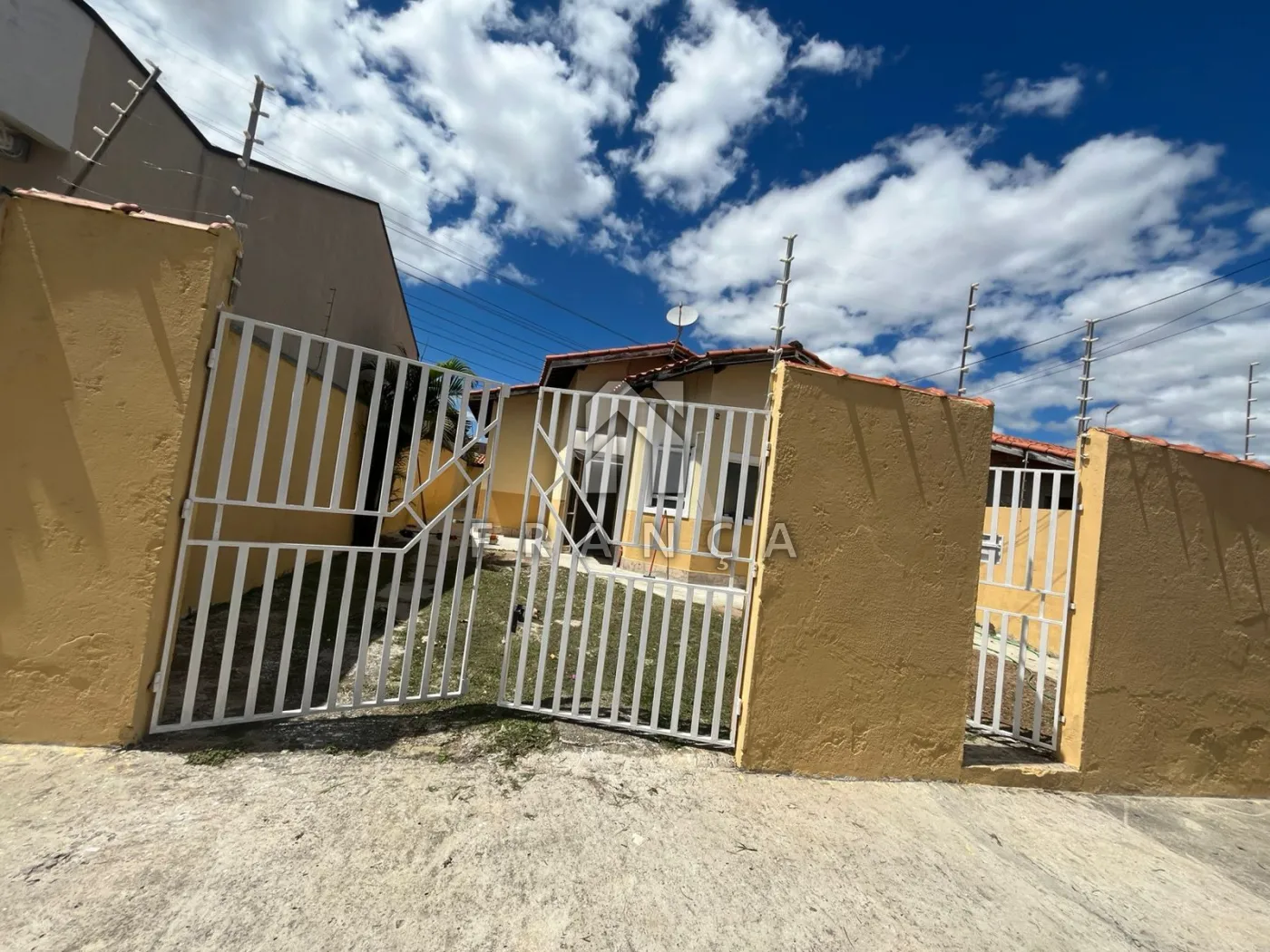 Alugar Casa / Padrão em Jacareí R$ 2.500,00 - Foto 1