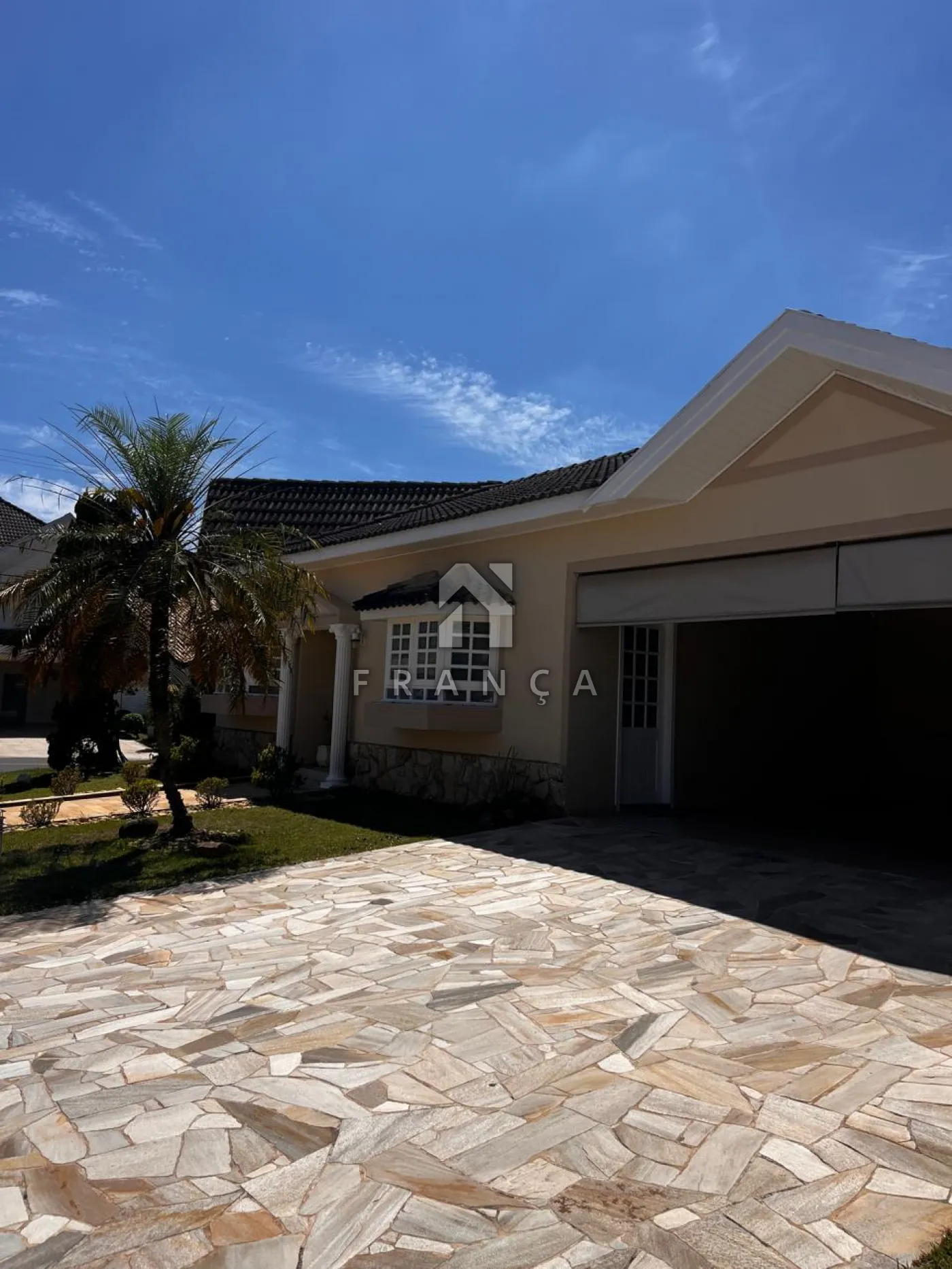 Alugar Casa / Condomínio em Jacareí R$ 10.800,00 - Foto 2