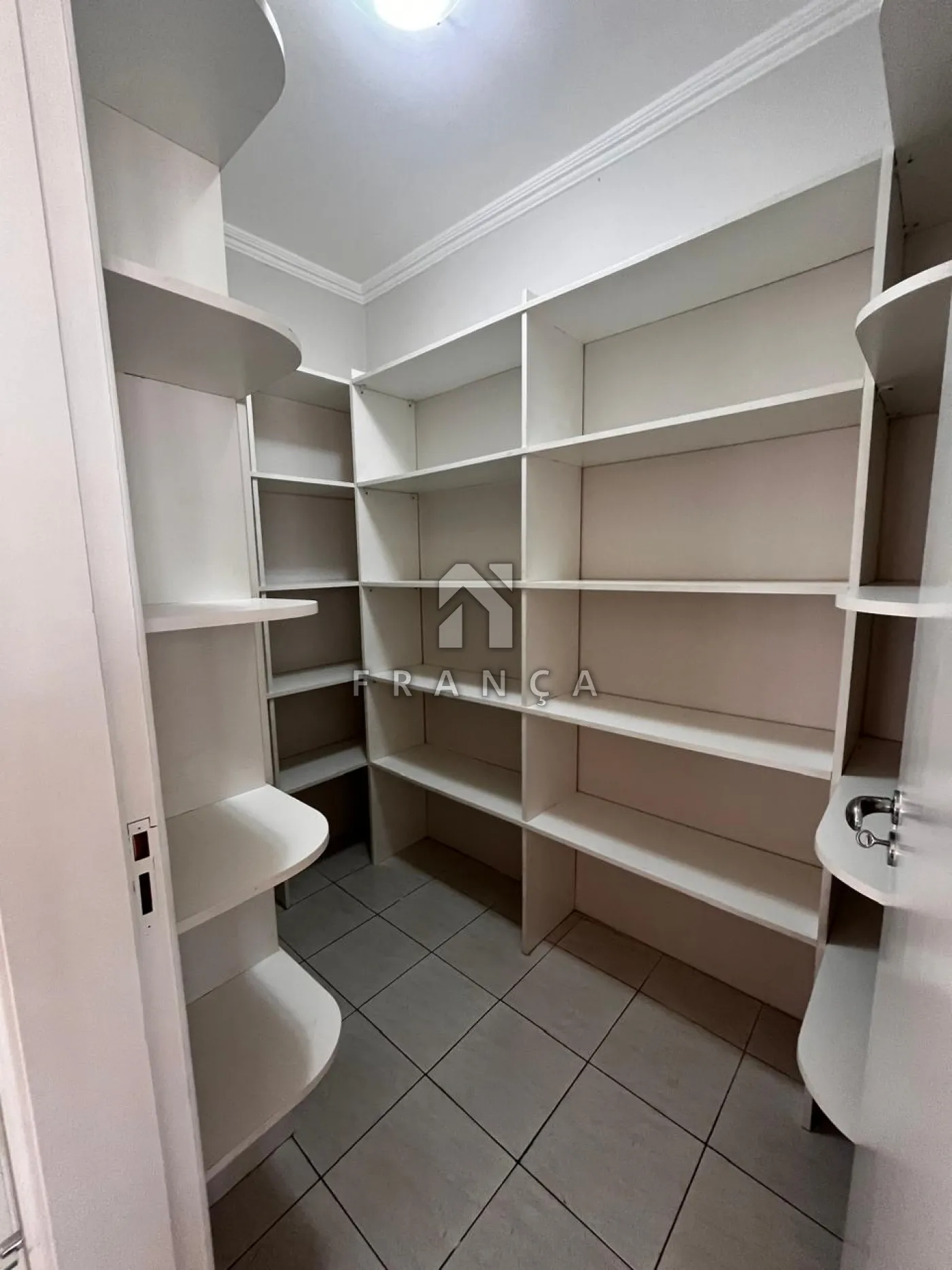Alugar Casa / Condomínio em Jacareí R$ 10.800,00 - Foto 6