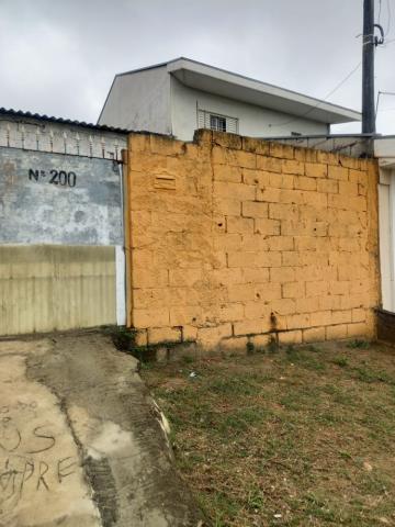 Alugar Casa / Padrão em Jacareí. apenas R$ 850,00