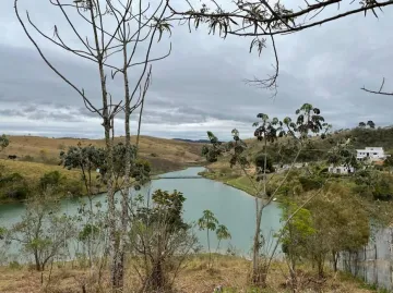 Ótimo terreno no Condomínio Lago Dourado.