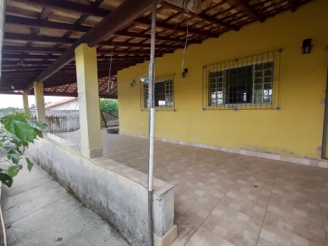 Alugar Casa / Padrão em Jacareí. apenas R$ 1.200,00