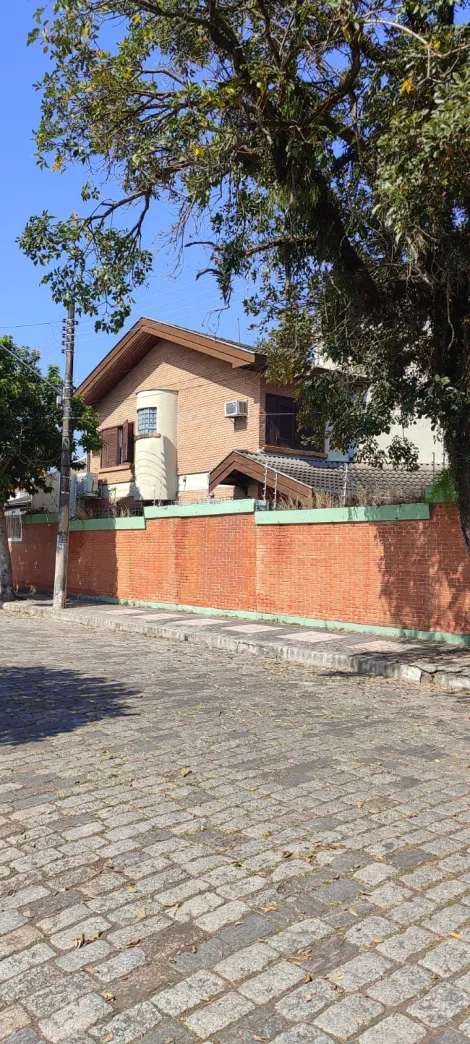 Alugar Casa / Padrão em Jacareí. apenas R$ 1.300.000,00